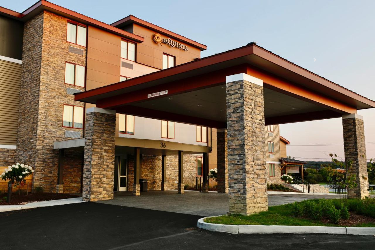 La Quinta Inn & Suites By Wyndham Williston Burlington Exterior photo