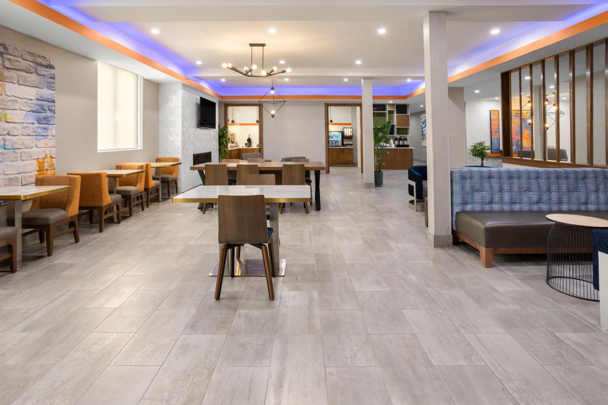 La Quinta Inn & Suites By Wyndham Williston Burlington Exterior photo