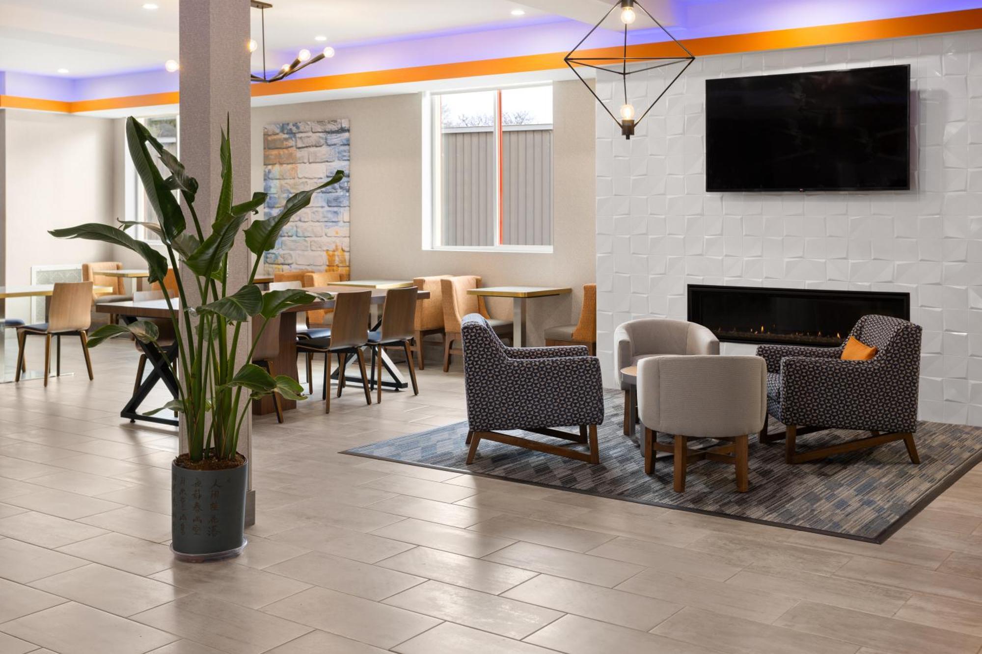 La Quinta Inn & Suites By Wyndham Williston Burlington Exterior photo